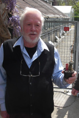 Wolfgang Krahn beim EPIG-Treffen im Botanischen Garten Heidelberg 2016 mit Typklon der nach ihm benannten Peperomia (Foto: Matthias Appelt)